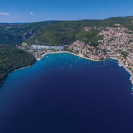 In Nyaraló Koromačno
