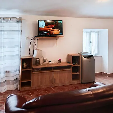 Vikendica In With Kitchen